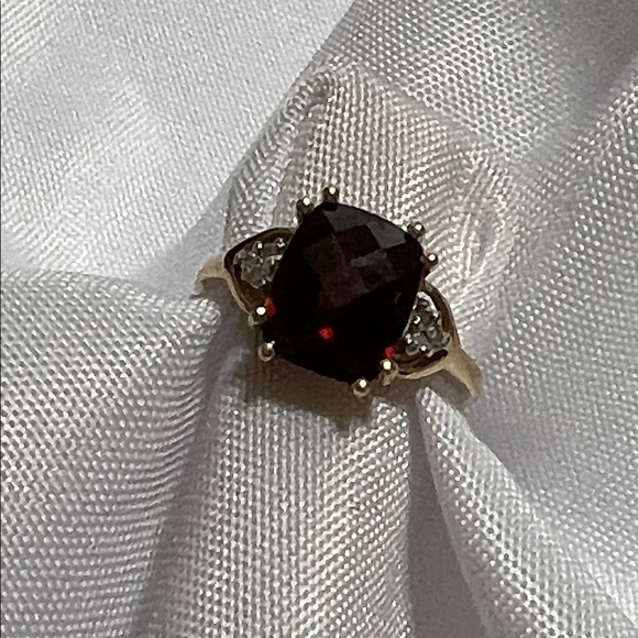 10K YELLOW GOLD GARNET AND DIAMOND RING - Picture 13 of 16